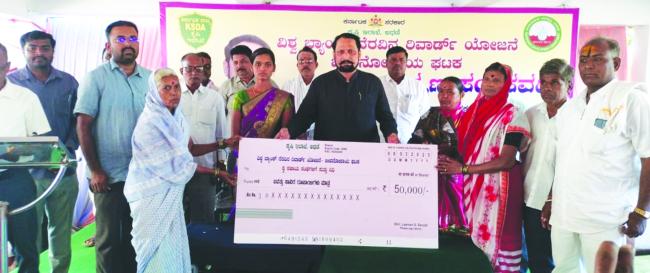 ಕೃಷಿ ಅಭಿವೃದ್ಧಿಗೆ 50 ಸಾವಿರ ಸಹಾಯ ಧನ ವಿತರಣೆ: ಶಾಸಕ ಲಕ್ಷ್ಮಣ ಸವದಿ