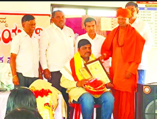 ಉದಯೋನ್ಮುಖ ಶಿಕ್ಷಕ ಸಾಹಿತಿ ಮಹಾಂತೇಶ ಕುಂಬಾರಗೆ ಸರ್ವಜ್ಞ ಶ್ರೀ ಪ್ರಶಸ್ತಿ ಪ್ರದಾನ