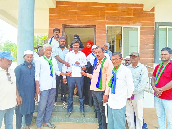 ಸರ್ಕಾರದ ಆದೇಶದಂತೆ ಕೊಳಗೇರಿ ಜನರಿಗೆ ಇ-ಖಾತೆ ವಿತರಿಸಲು ಆಗ್ರಹಿಸಿ ಸ್ಲಂ ಸಮಿತಿಯಿಂದ ಮನವಿ