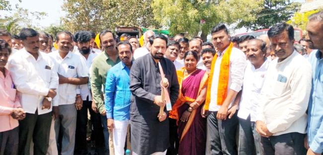 30 ಕೋಟಿ ಅನುದಾನದ ಅಥಣಿ-ಕೊಕಟನೂರ ರಸ್ತೆಗೆ ಶಾಸಕ ಲಕ್ಷ್ಮಣ ಸವದಿ ಭೂಮಿ ಪೂಜೆ