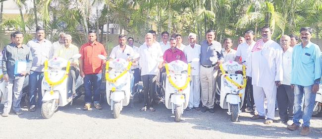 ಮಹಿಳಾ ದಿನಾಚರಣೆಯಂದು ವಿಕಲಚೇತನರಿಗೆ ದ್ವಿಚಕ್ರ ವಾಹನ ವಿತರಣೆ ಮಾಡಿದ ಶಾಸಕ ರಾಜು ಕಾಗೆ