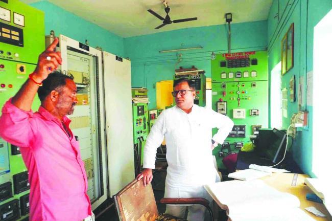 ಶೇಷಗಿರಿಯ 33 ಕೆವಿ ವಿದ್ಯುತ್ ಉಪ ಕೇಂದ್ರಕ್ಕೆ ಶಾಸಕ  ಮಾನೆ ದಿಢೀರ್ ಭೇಟಿ: ಪರೀಶೀಲನೆ