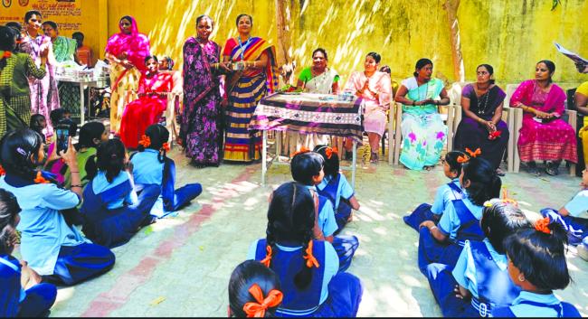 ಮಹಿಳಾ ದಿನಾಚರಣೆ: ಹೆಣ್ಣು ಮಕ್ಕಳ ಶಾಲೆಯಲ್ಲಿ ತಾಯಂದಿರ ಕ್ರೀಡಾಕೂಟ
