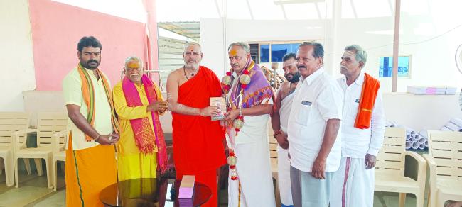 ರುದ್ರಣ್ಣ ಹರ್ತಿಕೋಟಿಗೆ ಶ್ರೀ ಗಳಿಂದ ಸನ್ಮಾನ