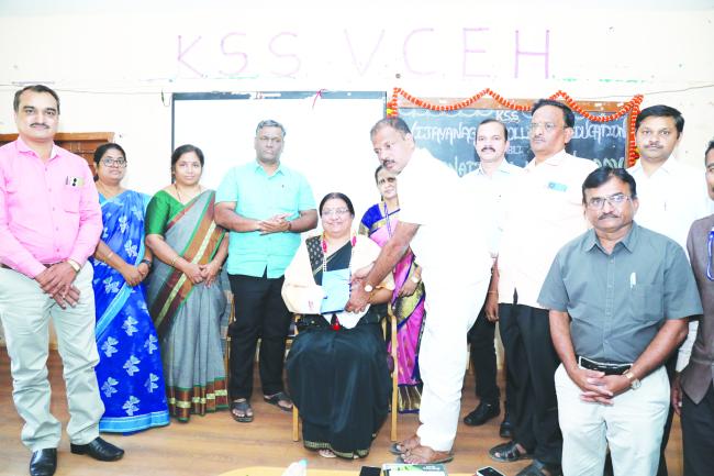 ಮಹಿಳೆ ಇಂದು ಅಬಲೆ ಅಲ್ಲ ಅವಳು ಸಬಲೆ: ಡಾ. ಅಶ್ವಿನಿ ಎಚ್ ಆರ್ನಾವೆಲ್ಲರೂ ಜೇನಿನಂತೆ ಆಗಿ ಸಮಾಜದಲ್ಲಿ ಬದುಕೋಣ: ರವಿ ದಂಡಿನ