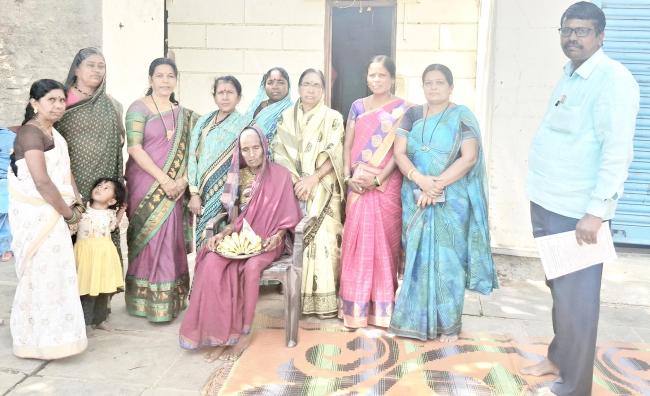 ಸಾವಿರಾರು ಹೆರಿಗೆ ಮಾಡಿಸಿ ತಾಯಿ, ಮಗುವಿನ ಜೀವ ಉಳಿಸಿದ ಸೂಲಗಿತ್ತಿ  ರಾಜಮ್ಮ ಸೋಂಪೂರ