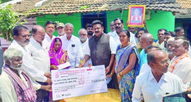 ಮೃತನ ಪನ್ಪತ್ನಿ ಗಿರಿಜಮ್ಮ ಹಾಗೂ ಕುಟುಂಬಕ್ಕೆ  ಕಾಂಗ್ರೇಸ್ ಪಕ್ಷದ ವತಿಯಿಂದ 5 ಲಕ್ಷ ರೂ.ಗಳ ಪರಿಹಾರ ಚೆಕ್ ವಿತರಣೆ