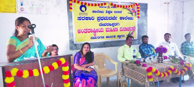 ಮಹಿಳೆ ಸುಶಿಕ್ಷಿತಳಾಗಿ, ಸಂಘಟಿತಳಾಗಿ ಸಮರ್ಥಳಾಗಬೇಕು: ಹಿರೇಮಠ 