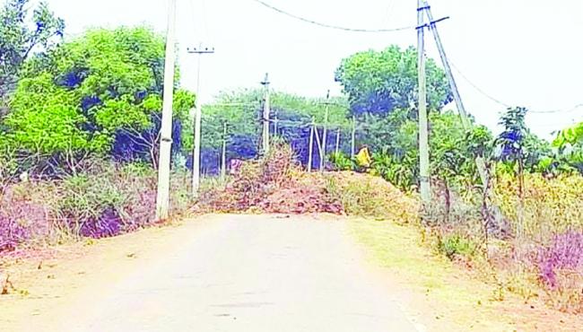 ಹೊಲಗಳಿಗೆ ತೆರಳುವ ರಸ್ತೆಗೆ ತಡೆ: ಗ್ರಾಮಸ್ಥರಿಂದ ಸಂಪರ್ಕ ರಸ್ತೆ ಬಂದ್  