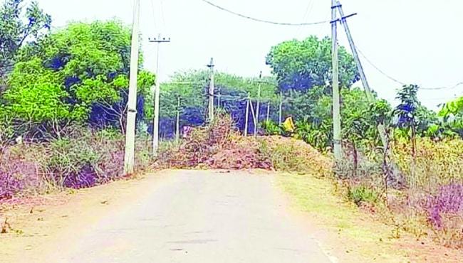 ಹೊಲಗಳಿಗೆ ತೆರಳುವ ರಸ್ತೆಗೆ ತಡೆ: ಗ್ರಾಮಸ್ಥರಿಂದ ಸಂಪರ್ಕ ರಸ್ತೆ ಬಂದ್‌