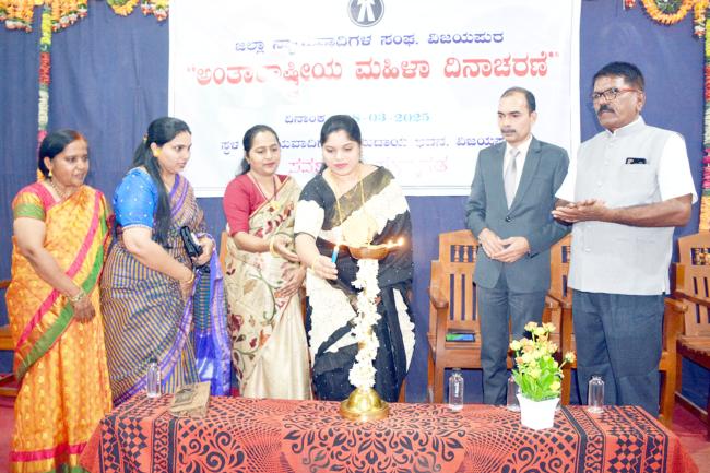 ನ್ಯಾಯವಾದಿ ಸಂಘದಿಂದ ಮಹಿಳಾ ದಿನಾಚರಣೆ