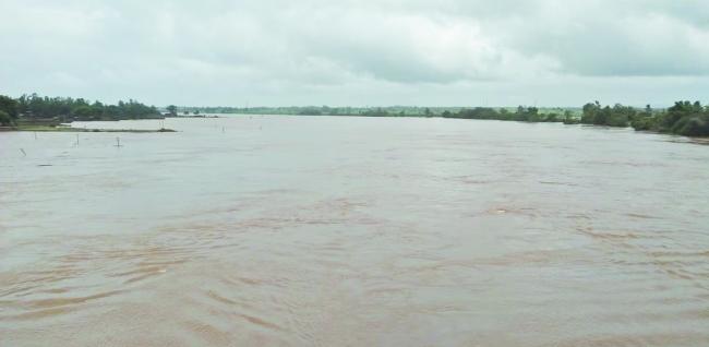 ಚಿಕ್ಕೋಡಿ ತಾಲೂಕಿನ ಮಾಂಜರಿ ಗ್ರಾಮದ  ಸಮೀಪದಲ್ಲಿ ಕೃಷ್ಣಾ ನದಿ ಮೈದುಂಬಿ ನಿಂತಿದೆ 