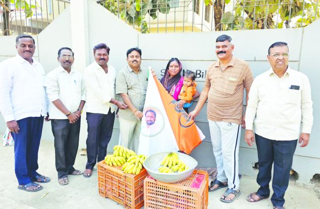 ಬೇಸಿಗೆ ಬಿಸಿಲಿನಲ್ಲಿ ಬೀದಿ ಬದಿ ವ್ಯಾಪಾರಸ್ಥರಿಗೆ ನೆರಳಾದ ಶಾಸಕ ಲಕ್ಷ್ಮಣ ಸವದಿ 