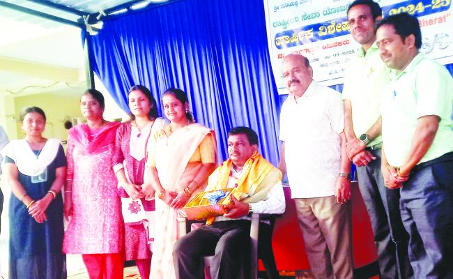 ವಿಶ್ವವಿದ್ಯಾಲಯದ ಯೋಜನಾಧಿಕಾರಿ ಎಂ. ಬಿ. ದಳಪತಿ ಶಿಬಿರಕ್ಕೆ ಭೇಟಿ