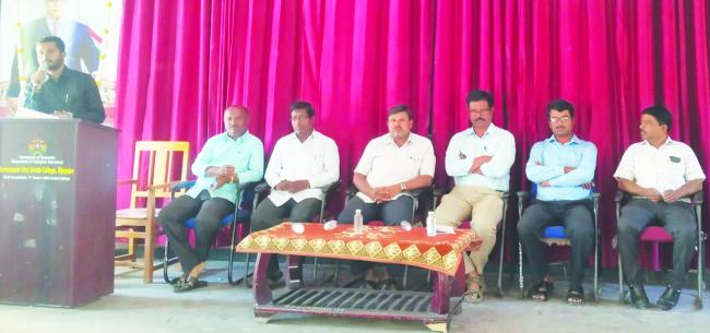 ಸ್ಪರ್ಧಾತ್ಮಕತೆಗೆ ಸಂವಹನ ಮತ್ತು ಕಂಪ್ಯೂಟರ್ ಕೌಶಲ್ಯ ಅವಶ್ಯಕ 