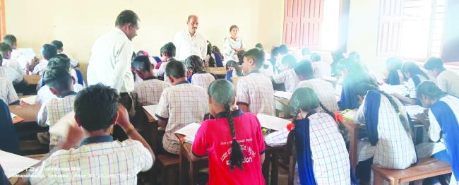 ಬಿಇಒ ಭೇಟಿ ಪರೀಶೀಲನೆ  ರಜಾ ಅವಧಿಯಲ್ಲೂ ಮಕ್ಕಳು ಅಧ್ಯಯನಕ್ಕೆ ಆದ್ಯತೆ ನೀಡಲಿ: ಅಶೋಕ ಬಸಣ್ಣವರ