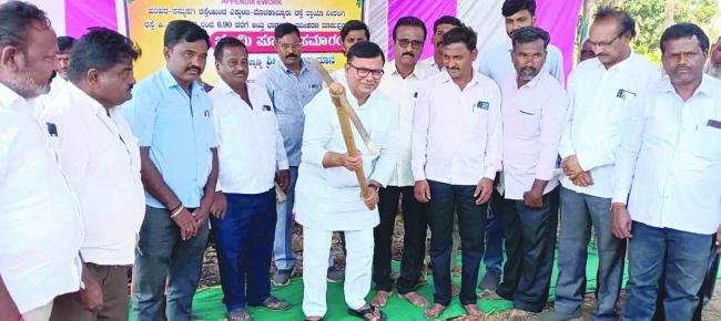 ರಸ್ತೆಯ ಆಯ್ದ ಭಾಗಗಳಲ್ಲಿ 60 ಲಕ್ಷ ರೂ. ವೆಚ್ಚದಲ್ಲಿ ನವೀಕರಣ ಕಾಮಗಾರಿಗೆ ಶಾಸಕ ಶ್ರೀನಿವಾಸ ಮಾನೆ ಭೂಮಿಪೂಜೆ