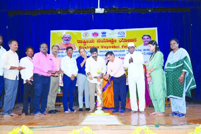 ಹಿರಿಯ ನಾಗರಿಕರನ್ನು ಗೌರವಿಸೋಣ: ಅಪರ ಜಿಲ್ಲಾಧಿಕಾರಿ ಮಹಮ್ಮದ್ ಝುಬೇರ್
