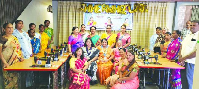 ಮಹಿಳೆಯರ ಸ್ವಾಲಂಬಿ ಬದುಕಿಗೆ ಹೊಲಿಗೆ ಯಂತ್ರ ಮಷೀನ್ ವಿತರಣೆ