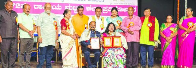 ಉಮಾ ಮಹೇಶ್ ತಂಬ್ರಳ್ಳಿ ಗೆ ಮಯೂರ ಆದರ್ಶ ದಂಪತಿ ರಾಷ್ಟ್ರ ಪ್ರಶಸ್ತಿ ಪ್ರಧಾನ  