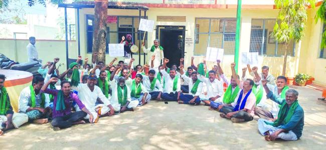 ರೈತರಿಗೆ ಸಮರ​‍್ಕವಾಗಿ ವಿದ್ಯುತ್ ಪೂರೈಕೆ ಮಾಡುವಂತೆ ಆಗ್ರಹಿಸಿ, ಪ್ರತಿಭಟಿಸಿದ ರೈತರು 