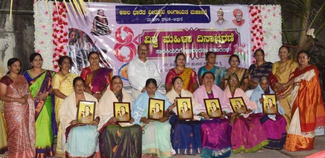 ಅಥಣಿ ವೀರಶೈವ ಲಿಂಗಾಯತ ಮಹಿಳಾ ಘಟಕದಿಂದ ಸಾಧಕೀಯರಿಗೆ ಸನ್ಮಾನ