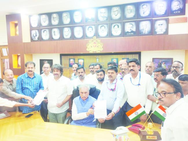 ಅನುದಾನಿತ ನೌಕರರು ಎದುರಿಸುತ್ತಿರುವ ಗಂಭೀರ ಸಮಸ್ಯೆಗಳ ಬಗೆಹರಿಸಬೇಕೆಂದು ಮನವಿ