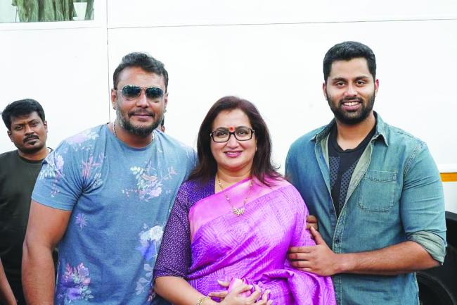 ತಾಯಿ-ಮಗನ ಸಂಬಂಧದಲ್ಲಿ ಅನಗತ್ಯವಾದ ವಿವಾದಗಳನ್ನು ಸೃಷ್ಟಿಸಬೇಡಿ: ಸುಮಲತಾ ಅಂಬರೀಷ್ ತಾಯಿ-ಮಗನ ಸಂಬಂಧದಲ್ಲಿ ಅನಗತ್ಯವಾದ ವಿವಾದಗಳನ್ನು ಸೃಷ್ಟಿಸಬೇಡಿ: ಸುಮಲತಾ ಅಂಬರೀಷ್ 