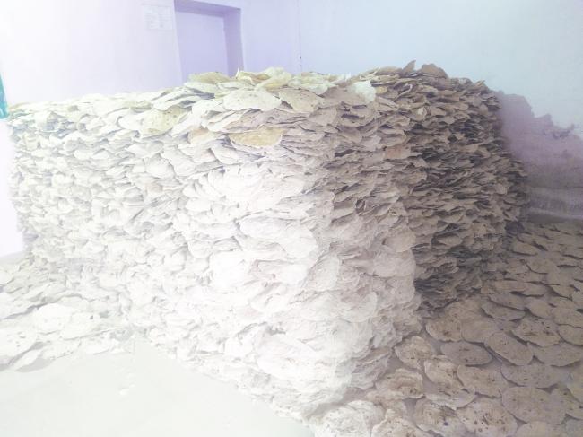 ಶ್ರೀಶೈಲಕ್ಕೆ ಹೊಗುವ ಭಕ್ತರಿಗೆ ಕಡಕ್ ರೊಟ್ಟಿ ತಯಾರಿಸಿ ಇಟ್ಟಿರುವದು