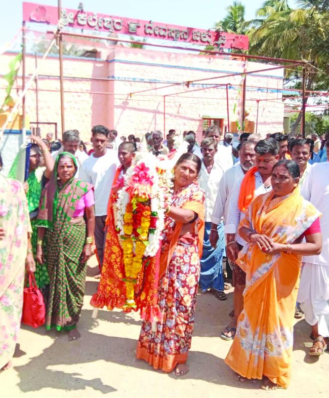 ಸವದತ್ತಿ ತಾಲೂಕಿನ ಚಿಕ್ಕುಂಬಿ ಗ್ರಾಮದಲ್ಲಿ ಶ್ರೀಶೈಲ ಮಲ್ಲಿಕಾರ್ಜುನ ದೇವಸ್ಥಾನಕ್ಕೆ ಪಾದಯಾತ್ರೆ