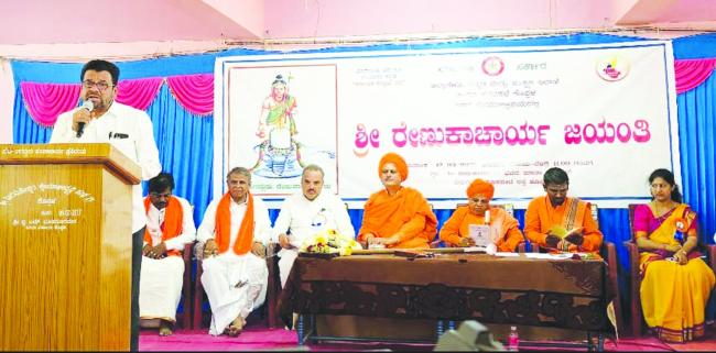 ಸಂತರು ತೋರಿದ ಮಾರ್ಗದಲ್ಲಿ ಜೀವನ ಸಾಗಿಸಬೇಕು: ಪಟೇಲ್