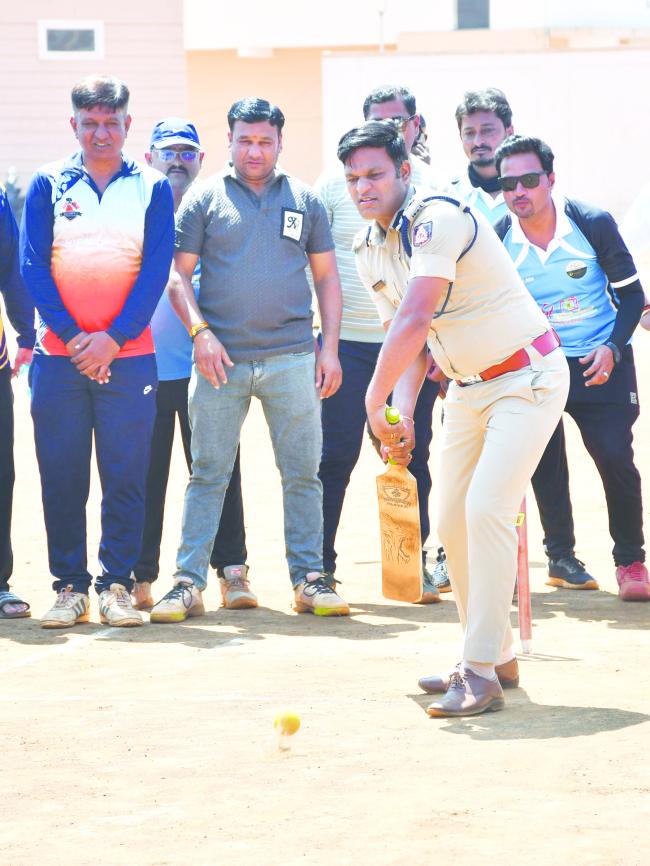 ಹುಬ್ಬಳ್ಳಿ ಫೋಟೋ ಹಾಗೂ ವಿಡಿಯೋಗ್ರಾಫರ್ ಸಂಘದ ಕ್ರಿಕೆಟ್ ಪಂದ್ಯಾವಳಿಗೆ ಚಾಲನೆ  