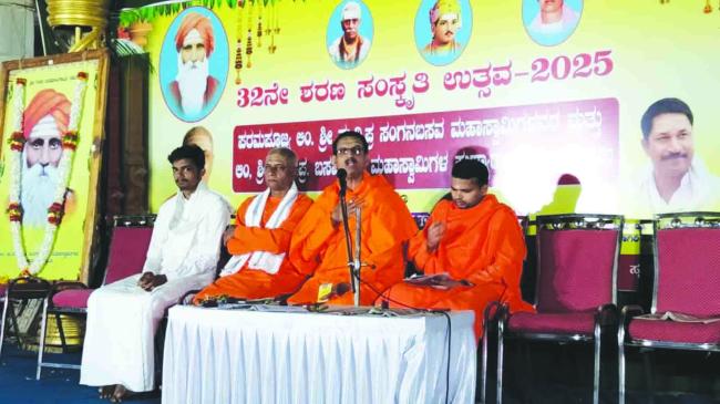 ಮಹಾತ್ಮರಾಗಿ ಕಾಣಲು ಅಹಂಕಾರ, ದುರಂಹಕಾರ ಕಡಿಮೆಯಾಗಬೇಕು: ನಿಜಗುಣ ಶ್ರೀಗಳು 