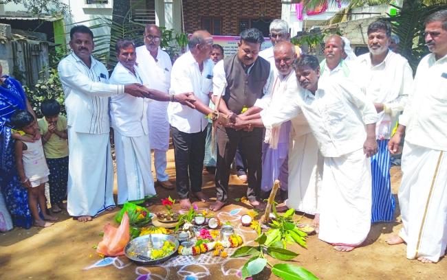 ಸಿ.ಸಿ ರಸ್ತೆ, ಗಟಾರ ನಿರ್ಮಾಣಕ್ಕೆ  ಭೂಮಿ ಪೂಜೆ