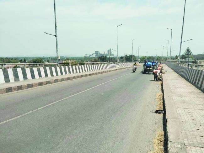 ಗಿಣಿಗೇರ - ಕೊಪ್ಪಳಕ್ಕೆ ಹೋಗುವ ಮೇಲ್ ಸೇತುವೆಗೆ ವಿದ್ಯುತ್ ದೀಪ ಅಳವಡಿಸಲು ಮನವಿ