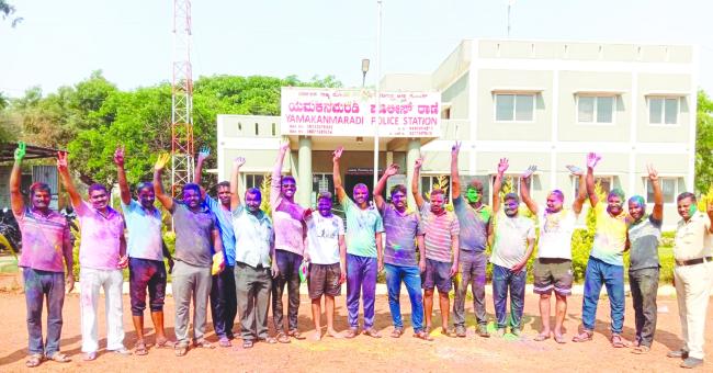 ರಂಗಿನಾಟದಲ್ಲಿ ಮಿಂದೆದ್ದ ಪೋಲಿಸರು 