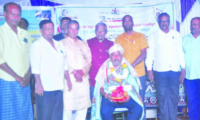 ನಿಧಿ ಪ್ರಶಸ್ತಿ ಪುರಸ್ಕೃತ ಹಿರಿಯ ಪತ್ರಕರ್ತ ಎಂ .ಚಿರಂಜೀವಿ ಅವರನ್ನು ಗೌರವಿಸಿದರು