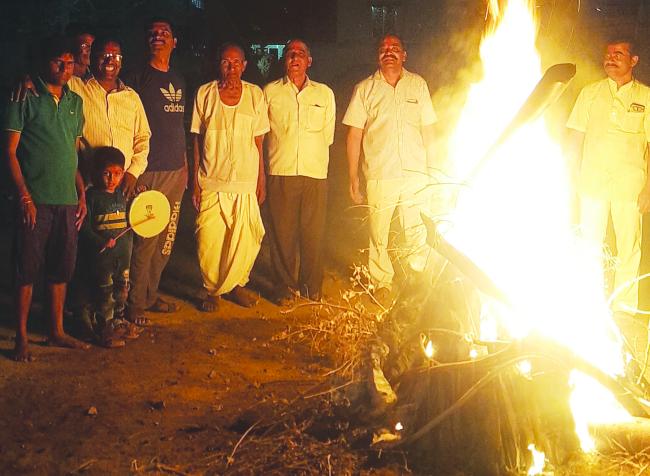 ಹೋಳಿ ಹಬ್ಬವು ದುಷ್ಟತನದ ವಿರುದ್ಧ್ದ ಸದಾಚಾರದ ವಿಜಯದ ಸಂಕೇತ 