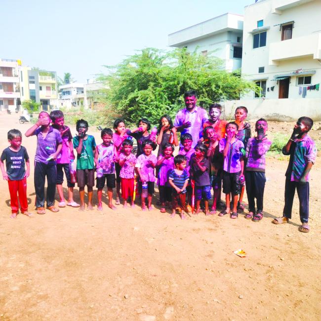  ಬಣ್ಣದಾಟದಲ್ಲಿ ಮಿಂದೆದ್ದ  ಚಿಣ್ಣರು 