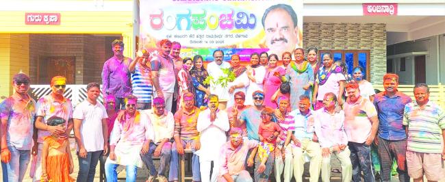 ಸಂಭ್ರಮದಿಂದ ಸುರೇಶ ಯಾದವ ಫೌಂಡೇಶನ್‌ನಿಂದ ಹೋಳಿ ಹಬ್ಬ ಆಚರಣೆ 