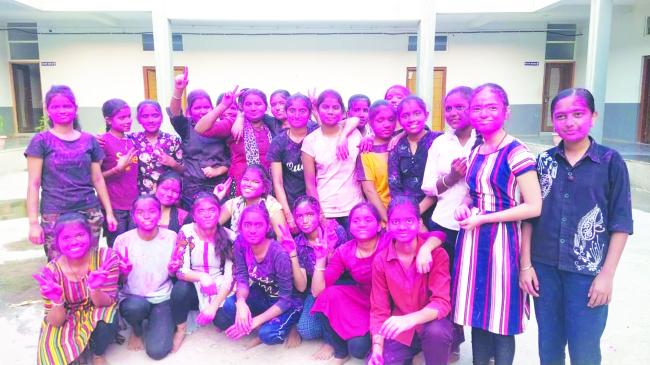 ತಾಳಿಕೋಟಿ: ವಿದ್ಯಾರ್ಥಿನಿಯರಿಂದ ಹೋಳಿ ಆಚರಣೆ 