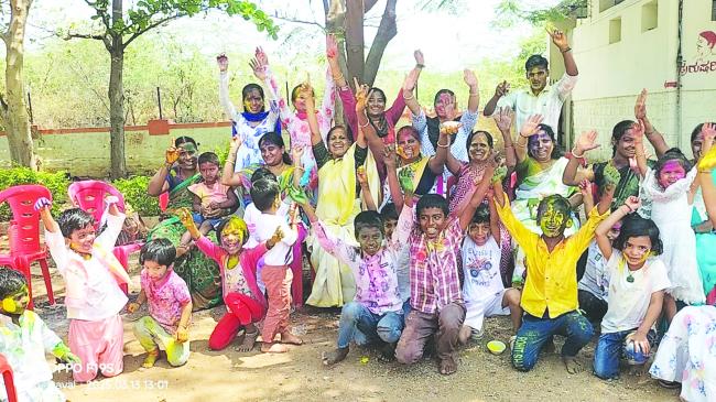 ಪಟ್ಟಣದ ಎಸ್‌.ಎಸ್‌. ವಿದ್ಯಾಸಂಸ್ಥೆಯಲ್ಲಿ ರಂಗಿನಾಟ 