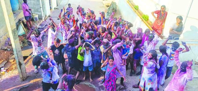 ಯುವತಿಯರು ಬಣ್ಣ ಎರಚುವ ಮೂಲಕ ಹೋಳಿ ಹಬ್ಬ ಆಚರಣೆ