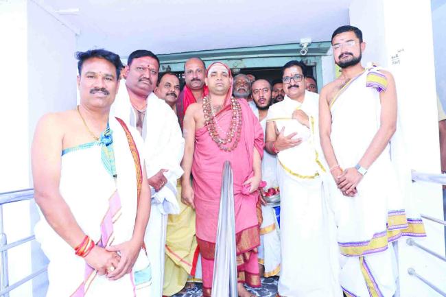 ಬ್ಯಾಂಕು ಸದಾ ಶ್ರಮಿಸಲಿ, ಉತ್ತಮ ಆರ್ಥಿಕ ಸೇವೆ ನೀಡಿ ಬಡವರಿಗೆ ಆರ್ಥಿಕ ಚೈತನ್ಯ ತುಂಬಲಿ-ಸ್ವಾಮೀಜಿ