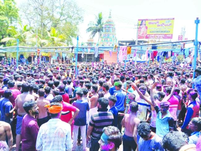 ಬಣ್ಣದೋಕುಳಿಯಲ್ಲಿ ಮಿಂದೆದ್ದ ಯುವ ಸಮೂಹ