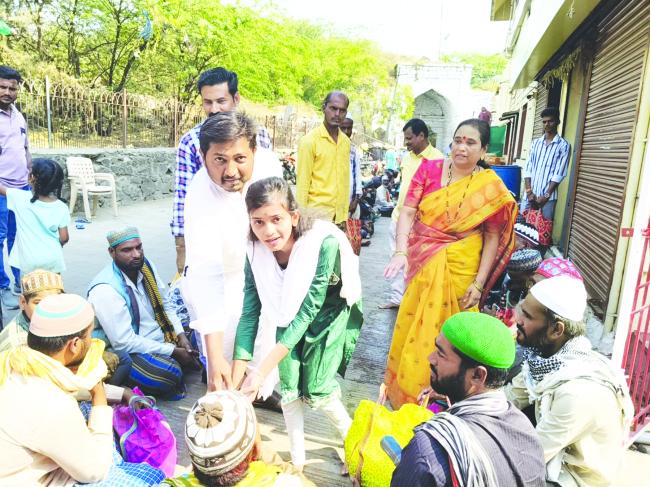 ಬಡವರಿಗೆ ಸಂತೋಷ ಗೊಳಿಸುವುದೇ ಹಬ್ಬವೆಂದು ಭಾವಿಸಿರುವ ಚಂದ್ರಶೇಖರ ಬುರಾಣಪುರ ಶ್ಲ್ಯಾಘನೀಯ