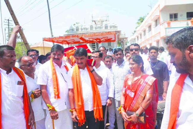 ಪ್ರತಿ 4 ವರ್ಷಗಳಿಗೊಮ್ಮೆ ನಡೆಯುವ ಗ್ರಾಮ ದೇವಿಯ ಪಲ್ಲಕ್ಕಿ ಹೊತ್ತು ಜಾತ್ರಾ ಮಹೋತ್ಸವ