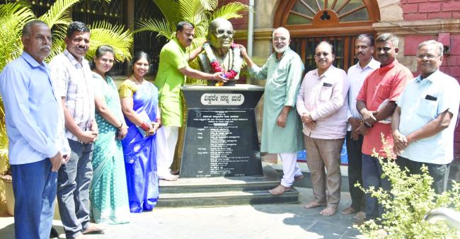 ಪುಟ್ಟಪ್ಪ ಪಾಟೀಲರವರ 5ನೇ ಪುಣ್ಯಸ್ಮರಣೆ ನಿಮಿತ್ತ ಆಯೋಜಿಸಿದ್ದ ಪುತ್ಥಳಿ ಮಾಲಾರೆ​‍್ಣ ಕಾರ್ಯಕ್ರಮ