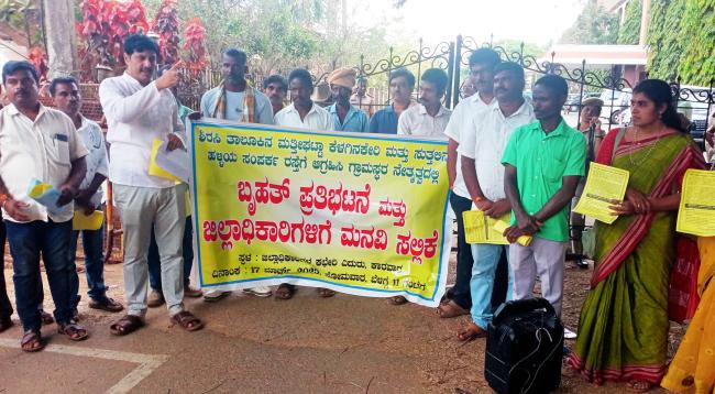 ಮತ್ತಿಘಟ್ಟಾ, ಕೇಳಗಿನಕೇರಿಗೆ ರಸ್ತೆ ನಿರ್ಮಾಣ ಮಾಡಿಕೊಡಿ : ಅನಂತ ಹೆಗಡೆ ನೇತೃತ್ವದಲ್ಲಿ ಪ್ರತಿಭಟನೆ 