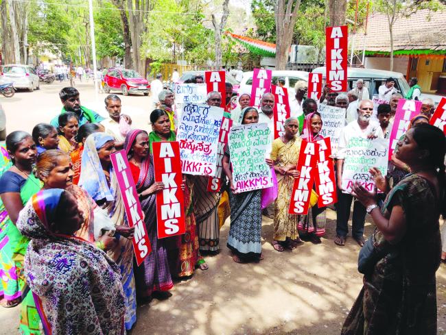 ಭೂಸಾಗುವಳಿದಾರರಿಗೆ ಹಕ್ಕು ಪತ್ರ ನೀಡಲು ಮನವಿ 
